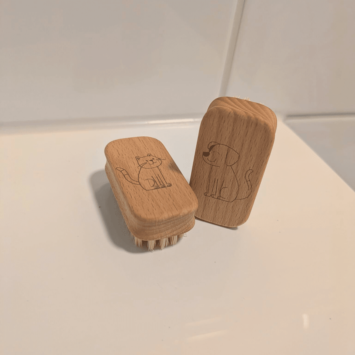 Zwei Kindernagelbürsten mit Hund und Katze Nagelbürste