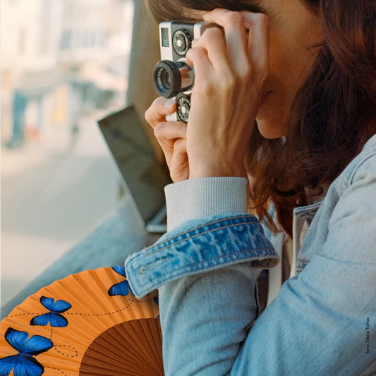 oranger Fächer mit blauen Schmetterlingen - Blue Butterfly