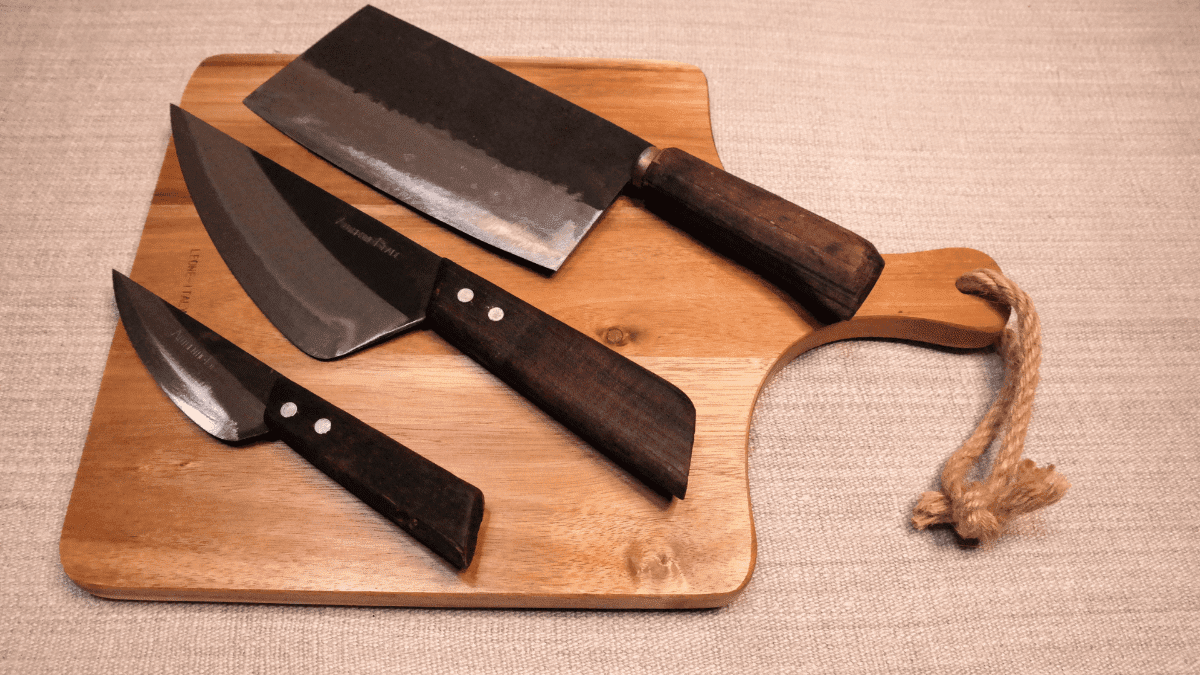 Küchenmesser und Schneidebrett