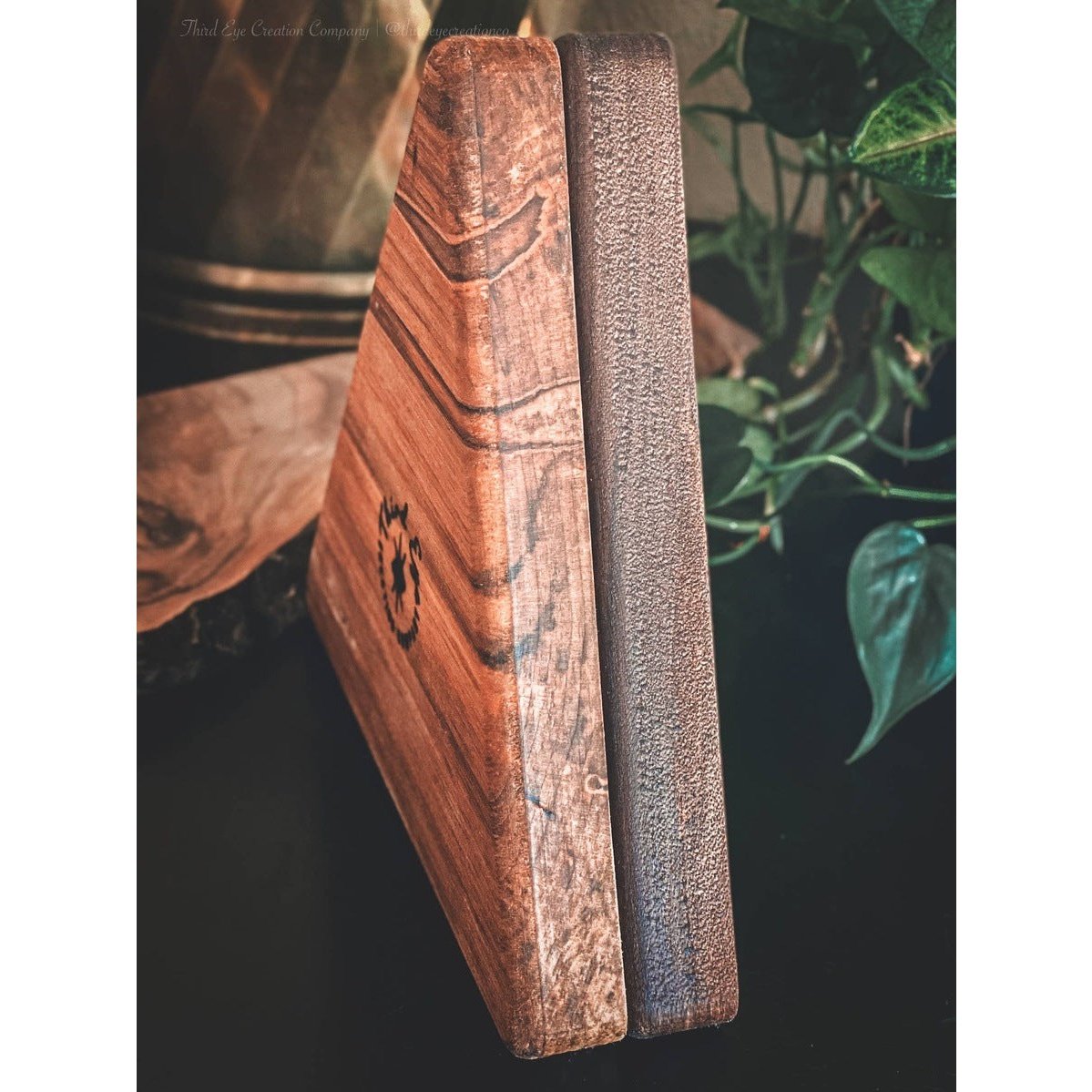 Third Eye Creation Company Tablett aus Walnussholz - Dreieck