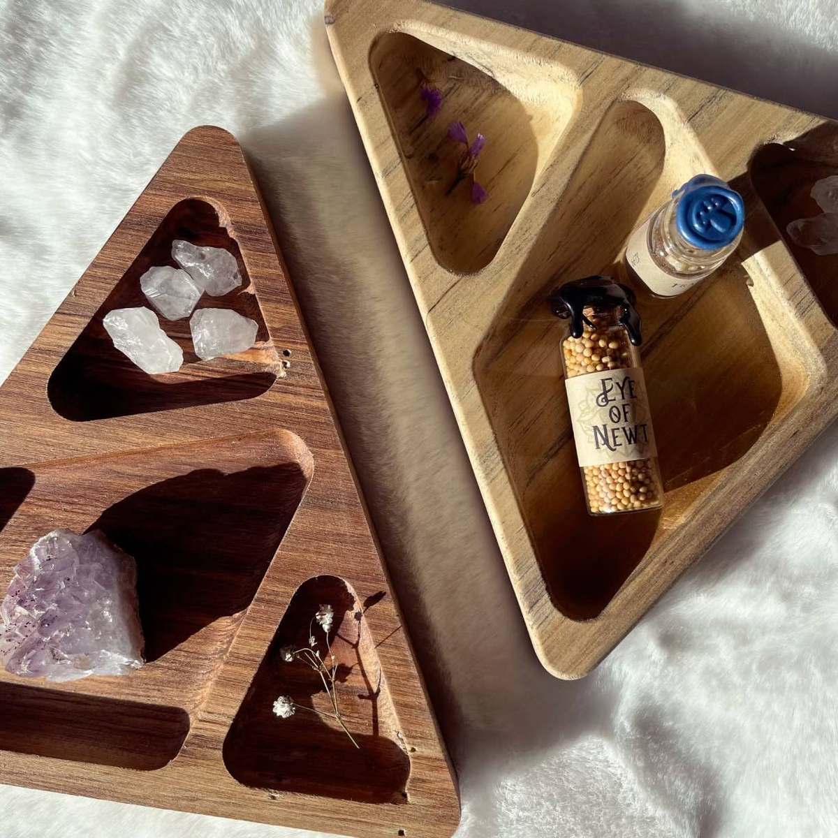 Third Eye Creation Company Tablett aus Walnussholz - Dreieck