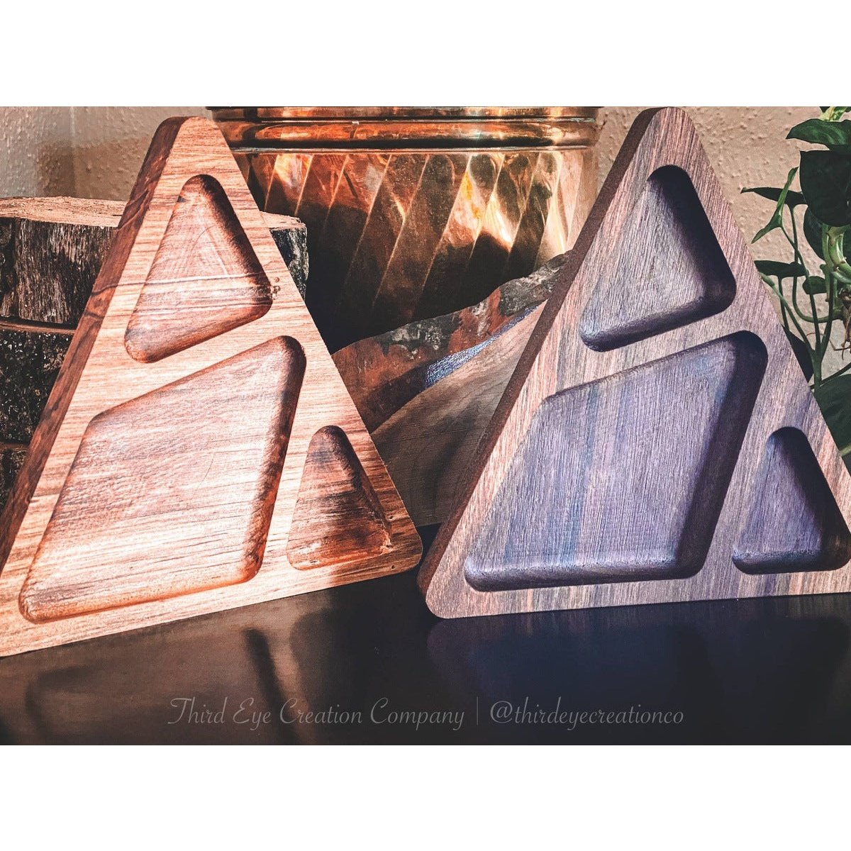 Third Eye Creation Company Tablett aus Walnussholz - Dreieck